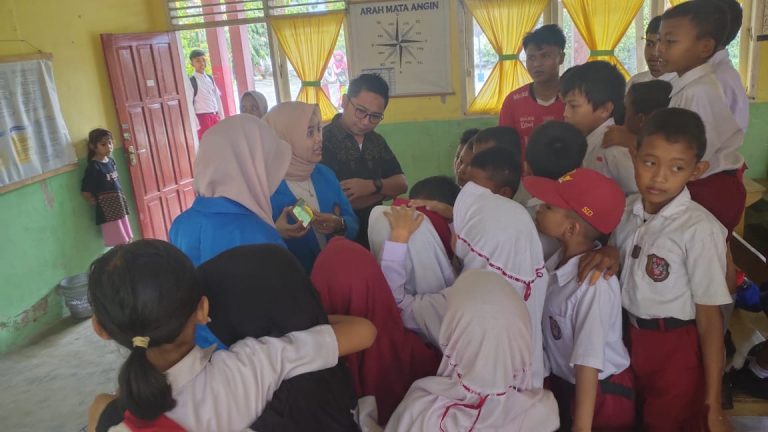 Mahasiswa Berpartisipasi dalam Kegiatan Penelitian dan Pengabdian di SDN 9 Luwuk